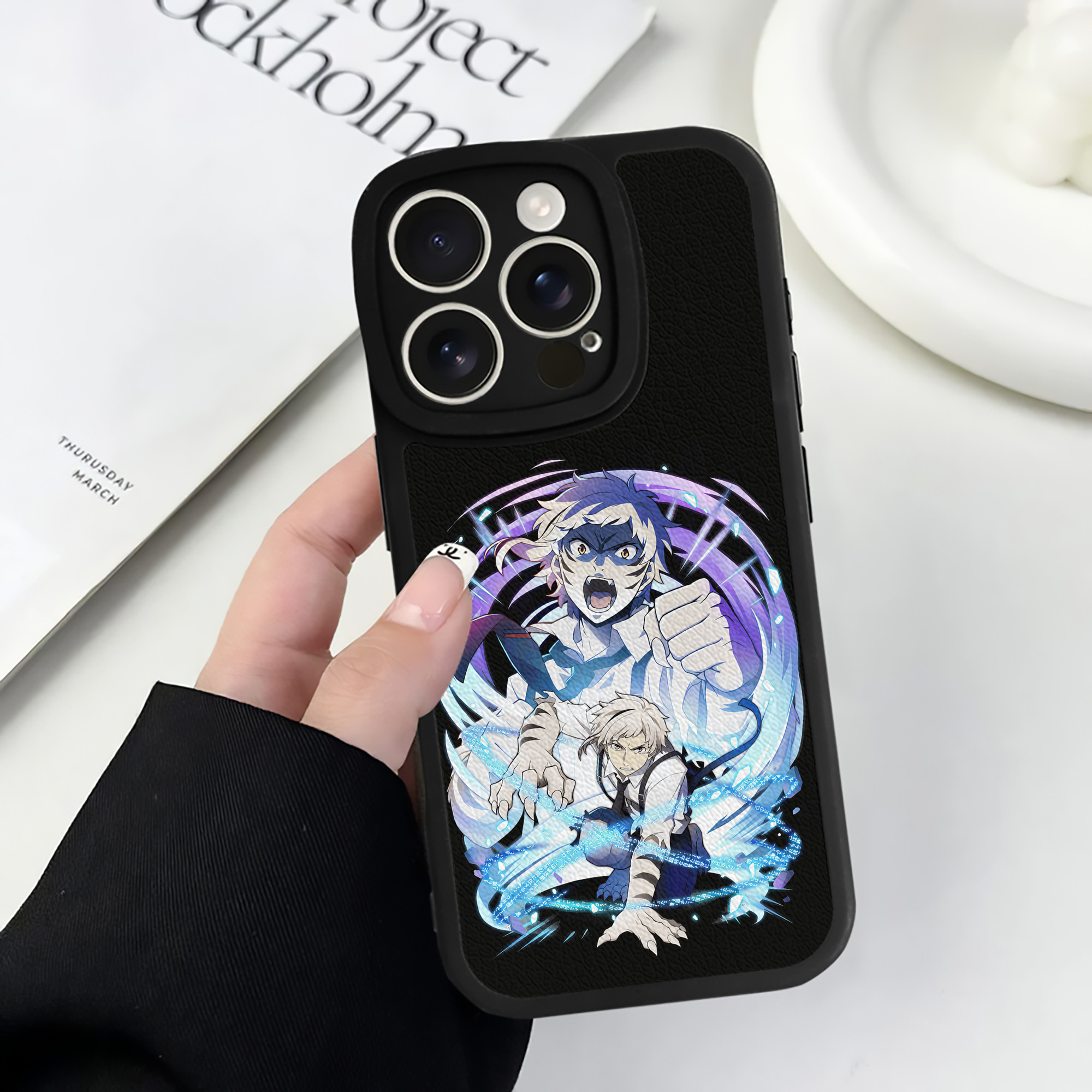（画像用） 文豪ストレイドッグス Bungo Stray Dogs 【iPhone 16シリーズ対応】シリコンスマホケース（レザー調） 材質：シリコン